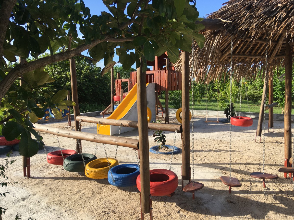 Parque infantil y campo de fútbol - Image 1