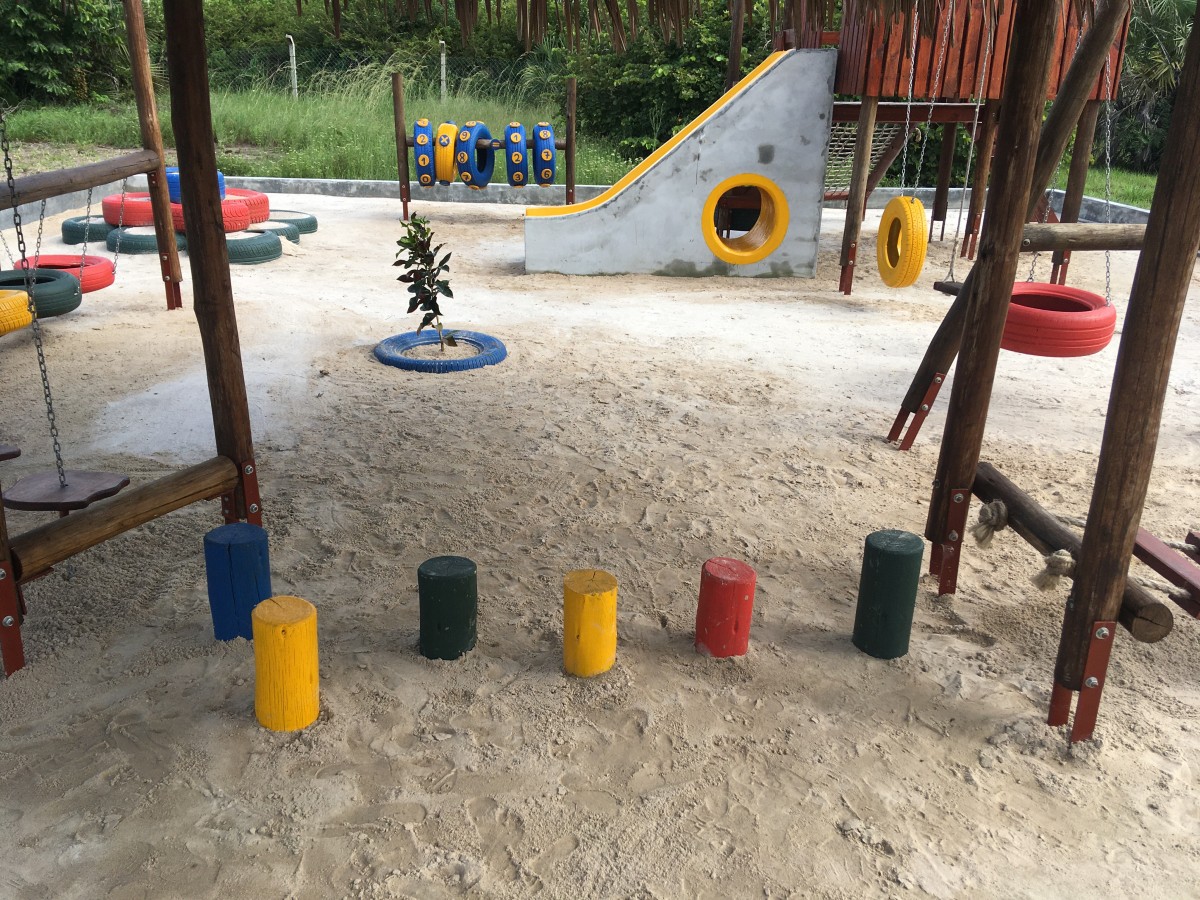 Parque infantil y campo de fútbol - Image 2