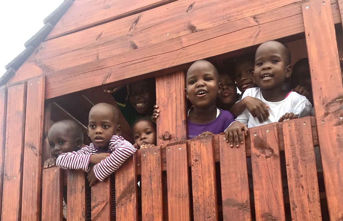Parque infantil y campo de fútbol - Image 3