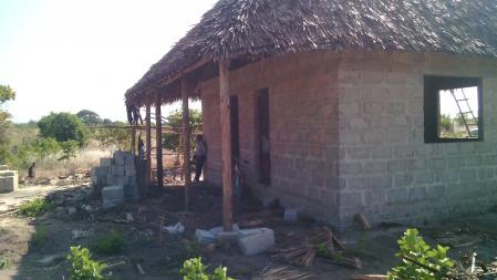 Um pequeno terraço oferece alguma sombra.