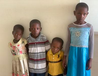 Los cuatro tristes recién llegados el día de su admisión