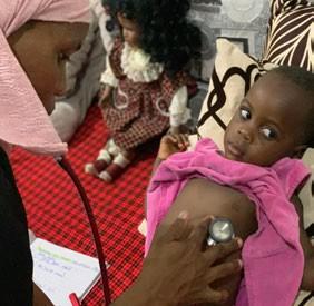 A médica examina as nossas crianças