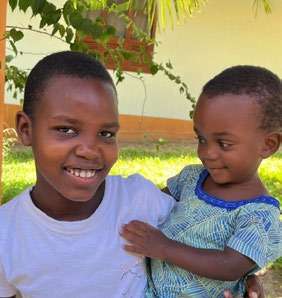 Los mayores cuidan a los pequeños