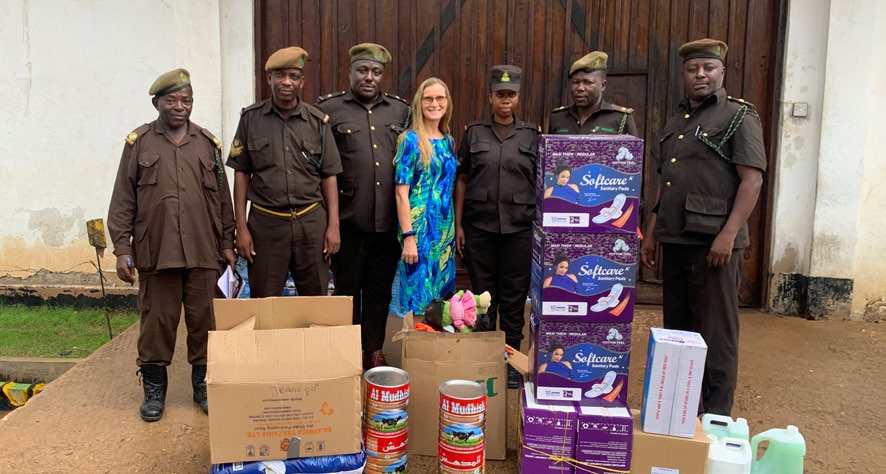 Queremos compartir algo de lo que recibimos - algunos regalos van a la prisión de mujeres