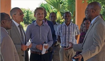 Thomas Küsel con el Dr. Mpoki y sus colaboradores