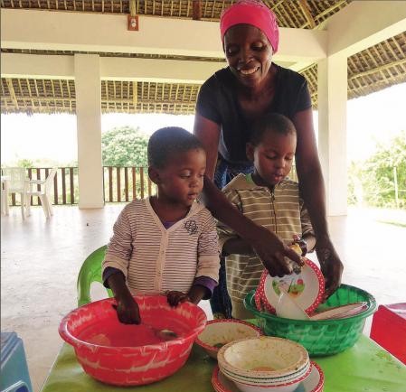La hora de lavar los platos: se aprende desde pequeños