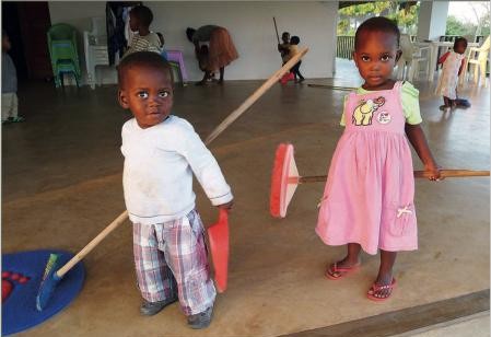 Los niños son felices ayudando