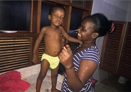 Por la mañana, vistiéndose