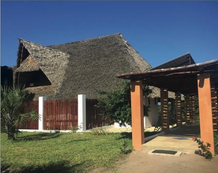 Entrada a la primera casa infantil con paneles fotovoltaicos en el tejado