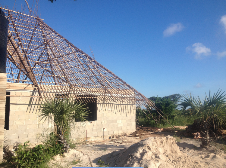 Telhado de palha africano - chamado telhado Makuti.