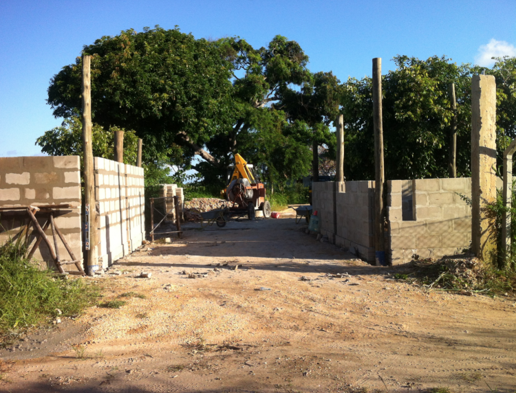 A entrada com futuro portão.