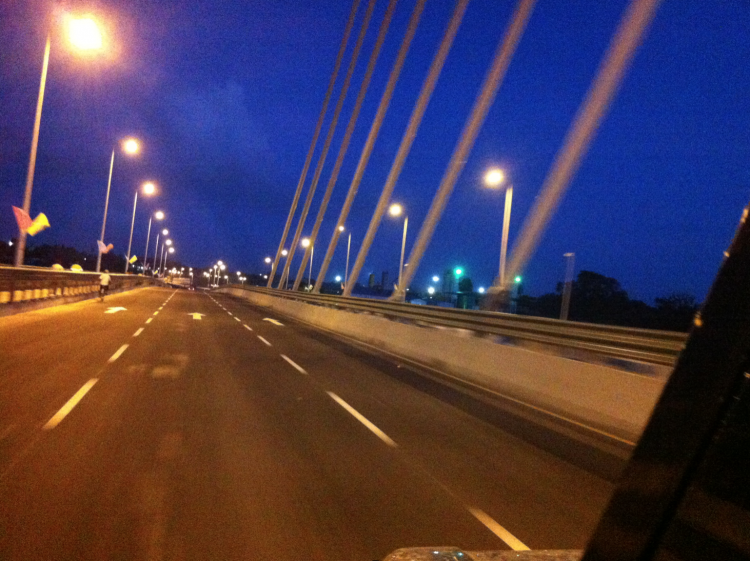 Nossa primeira viagem pela nova ponte de seis pistas para Dar es Salaam.