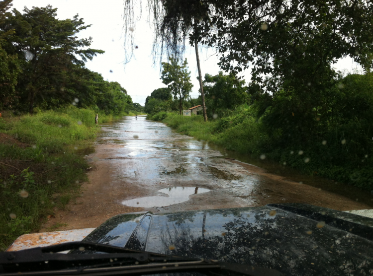 Uma batalha de lama na estação das chuvas - A estrada principal para Dar es Salaam.