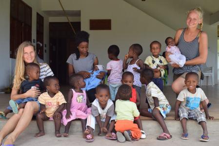 Fleur com Beate e as crianças