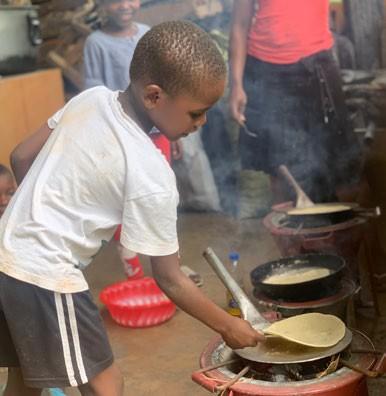 Die Kinder helfen gerne bei der Zubereitung der Speisen