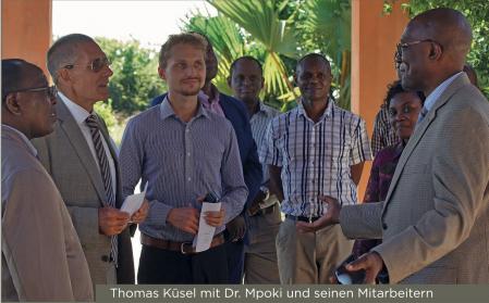 Thomas Küsel mit Dr. Mpoki und seinen Mitarbeitern